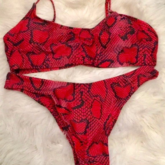 ♥️RED SNAKESKIN BIKINI - Picture 4 of 5